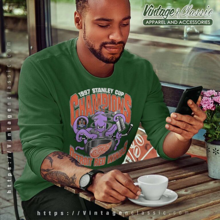 1997 Stanley Cup Champions Detroit Red Wings Octopus Sweatshirt 1997 Stanley Cup Champions Detroit Red Wings Octopus Sweatshirt