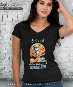 Philadelphia Eagles Snoopy Woodstock Just A Girl Who Loves Halloween V Neck TShirt