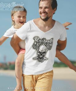 Airbrush Raiders Skull V Neck TShirt