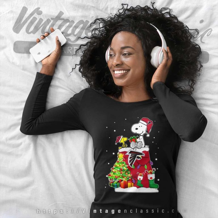 Atlanta Falcons Snoopy And Woodstock Christmas Long Sleeve Tee Atlanta Falcons Snoopy And Woodstock Christmas Long Sleeve Tee