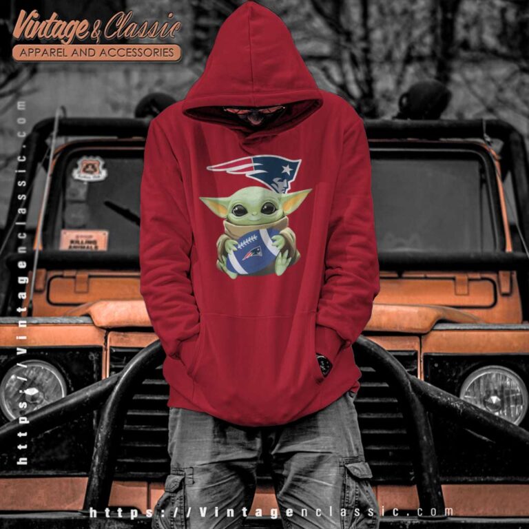 Baby Yoda Hugs New England Patriots Star Wars Hoodie Baby Yoda Hugs New England Patriots Star Wars Hoodie