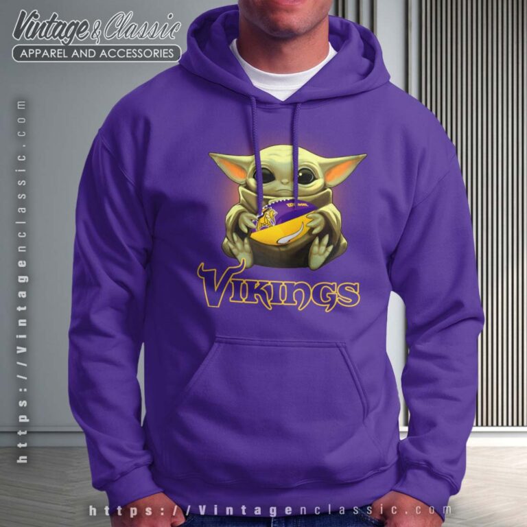 Baby Yoda hug Minnesota Vikings Shirt Baby Yoda hug Minnesota Vikings Shirt