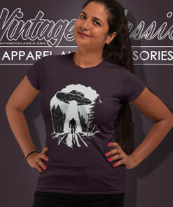 Bigfoot Shirt Sasquatch Getting Abducted Women T Shirt