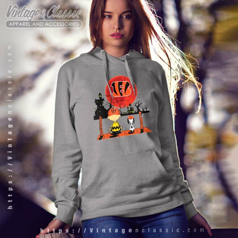 Charlie Brown And Snoopy Watching Cincinnati Bengals Halloween Hoodie Charlie Brown And Snoopy Watching Cincinnati Bengals Halloween Hoodie
