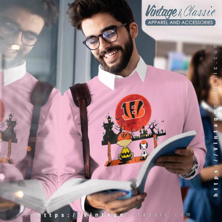 Charlie Brown And Snoopy Watching Cincinnati Bengals Halloween Sweatshirt Charlie Brown And Snoopy Watching Cincinnati Bengals Halloween Sweatshirt