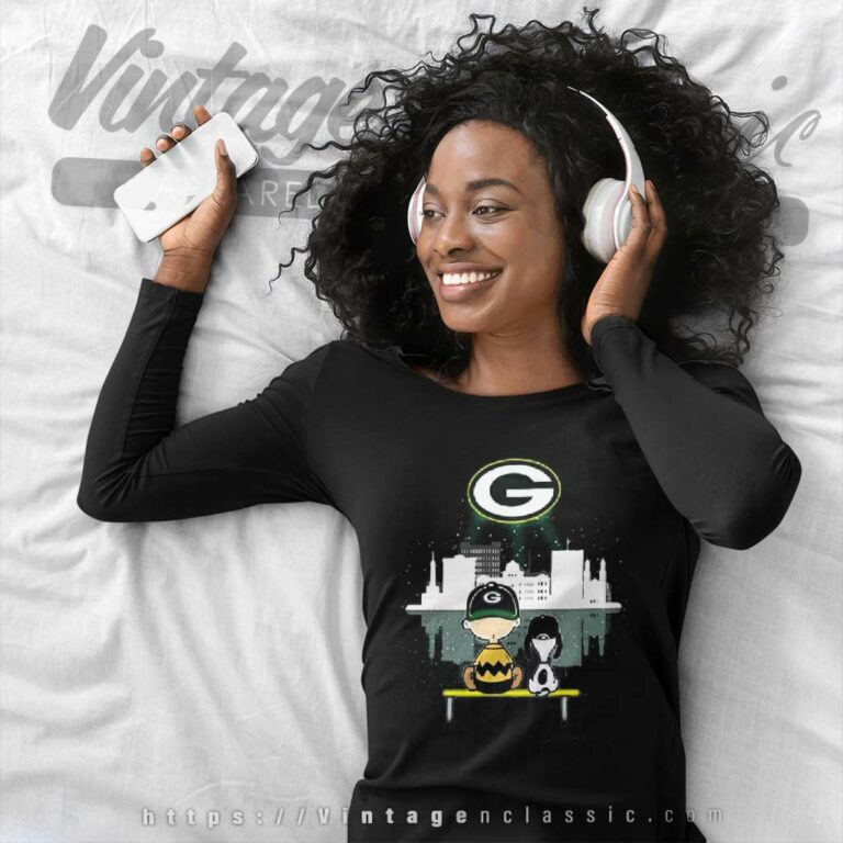 Charlie Brown Snoopy Dog Watching City Green Bay Packers Long Sleeve Tee Charlie Brown Snoopy Dog Watching City Green Bay Packers Long Sleeve Tee