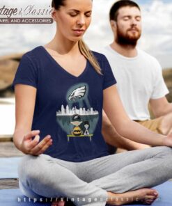 Charlie Brown Snoopy Dog Watching City Philadelphia Eagles V Neck TShirt