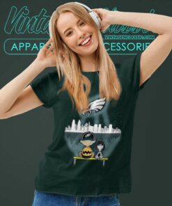 Charlie Brown Snoopy Dog Watching City Philadelphia Eagles Women TShirt