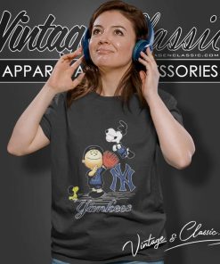 Charlie Brown Snoopy New York Yankees Christmas Women TShirt