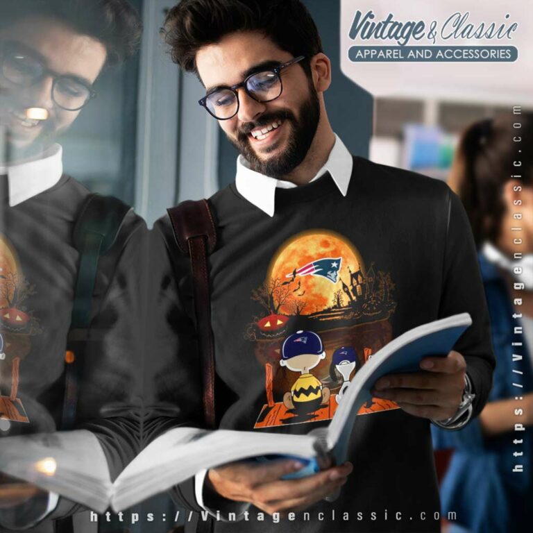 Charlie Brown Snoopy Watching New England Patriots Halloween Sweatshirt Charlie Brown Snoopy Watching New England Patriots Halloween Sweatshirt