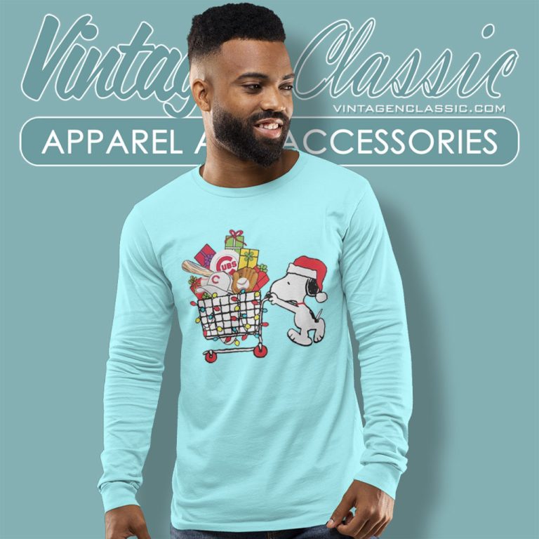 Chicago Cubs Snoopy Pushing Cart Full Of Christmas Long Sleeve Tee Chicago Cubs Snoopy Pushing Cart Full Of Christmas Long Sleeve Tee