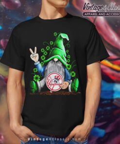 Gnomes Lucky Hug New York Yankees Men T Shirt