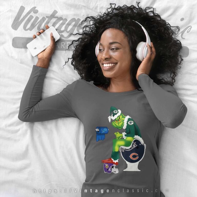 Green Bay Packers Santa Grinch Sits On Chicago Bears Toilet Long Sleeve Tee Green Bay Packers Santa Grinch Sits On Chicago Bears Toilet Long Sleeve Tee