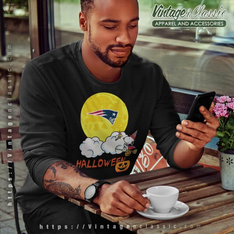 Halloween Snoopy New England Patriots Sweatshirt Halloween Snoopy New England Patriots Sweatshirt