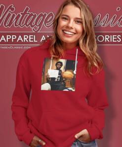 Joel Embiid Got The Iconic Pic With 70 Points In Kobes 81 Point Game Day Hoodie