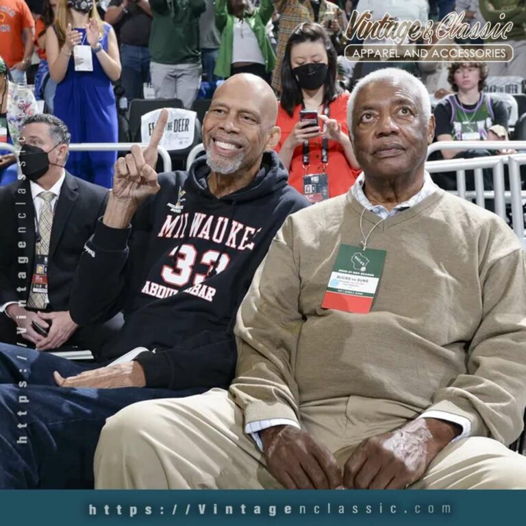 Kareem Abdul Jabbar Milwaukee Bucks Logo 33 Unisex Hoodie Kareem Abdul Jabbar Milwaukee Bucks Logo 33 Unisex Hoodie