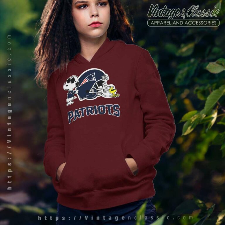 New England Patriots Snoopy And Woodstock Football Helmet Hoodie New England Patriots Snoopy And Woodstock Football Helmet Hoodie