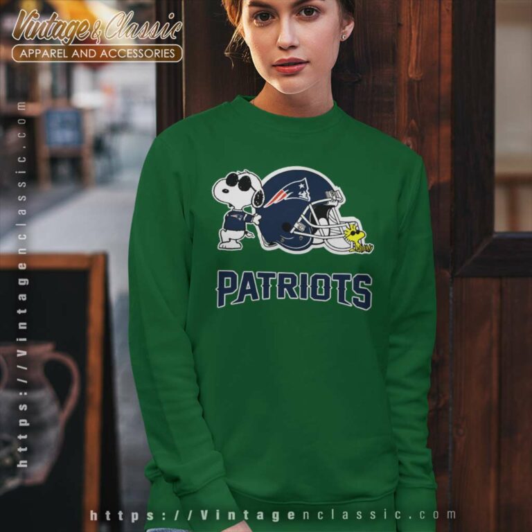 New England Patriots Snoopy And Woodstock Football Helmet Sweatshirt New England Patriots Snoopy And Woodstock Football Helmet Sweatshirt