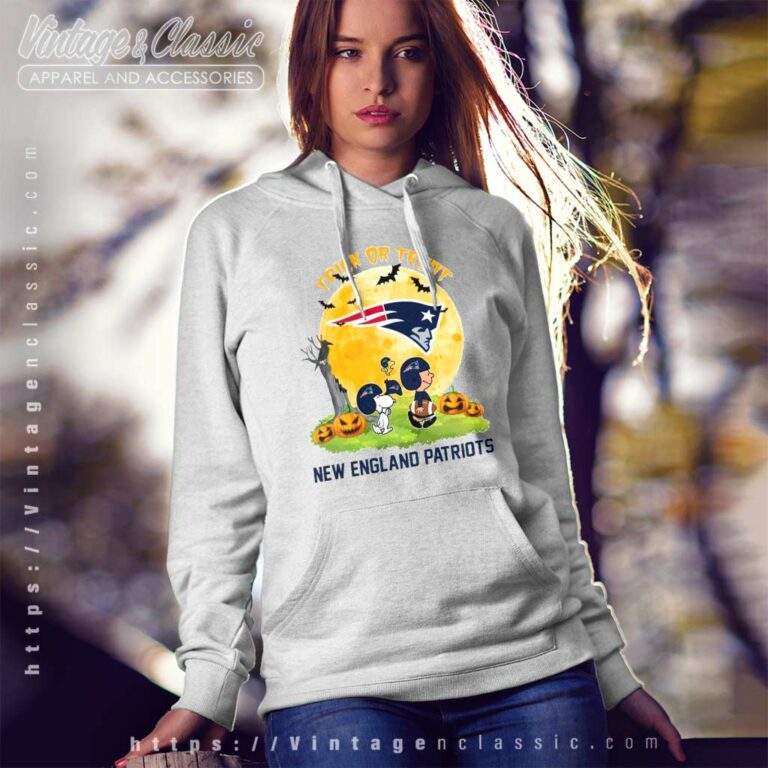 New England Patriots Snoopy Charlie Brown Halloween Trick Or Treat Hoodie New England Patriots Snoopy Charlie Brown Halloween Trick Or Treat Hoodie