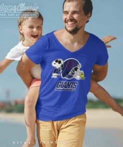 New York Giants Snoopy And Woodstock Helmet V Neck TShirt