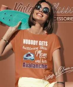 Nobody Gets Between Mom And Her Colorado Avalanche Women T Shirt