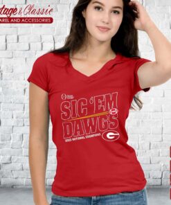 Sic ‘Em Dawgs CFP 2023 National Champions Shirt Gift for Georgia Bulldogs Fan vneck