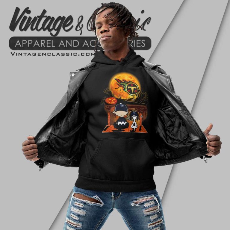 Snoopy And Charlie Brown Tennessee Titans Sitting Under Moon Halloween Hoodie Snoopy And Charlie Brown Tennessee Titans Sitting Under Moon Halloween Hoodie