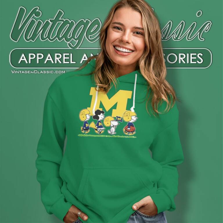 Snoopy And Friends Cheer For The Michigan Wolverines Hoodie Snoopy And Friends Cheer For The Michigan Wolverines Hoodie