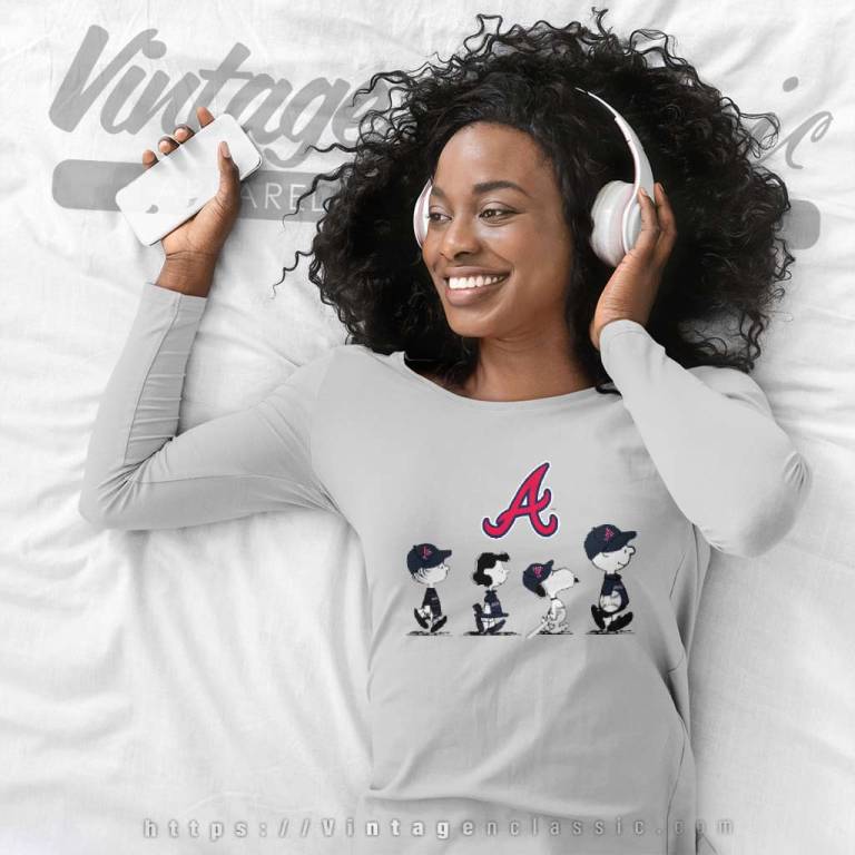 Snoopy And Friends Walking Atlanta Braves Long Sleeve Tee Snoopy And Friends Walking Atlanta Braves Long Sleeve Tee
