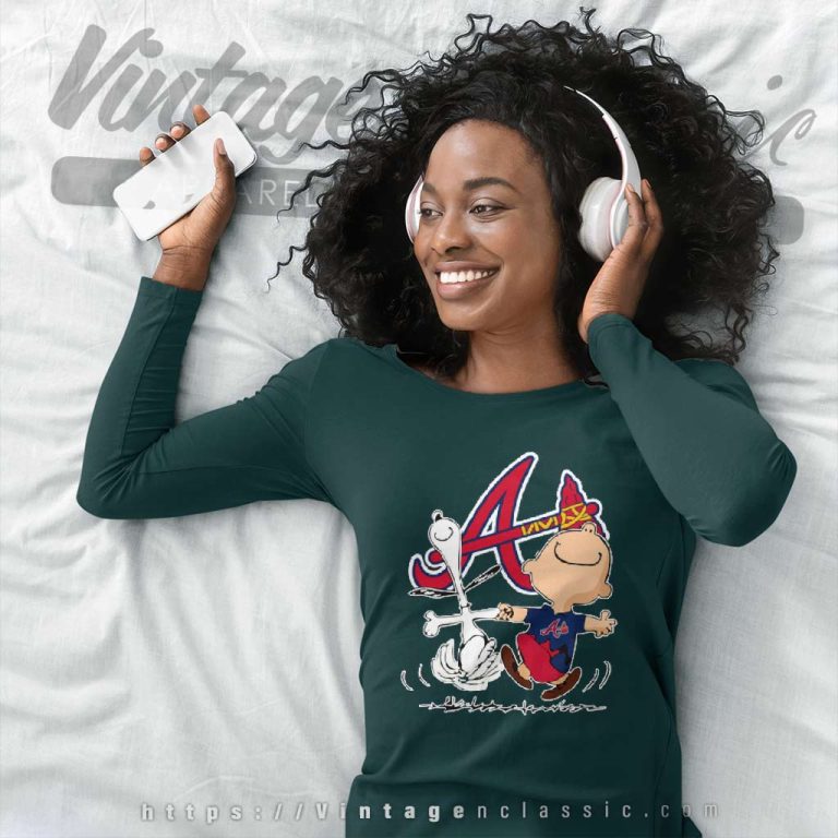 Snoopy Charlie Brown Dancing With Atlanta Braves Long Sleeve Tee Snoopy Charlie Brown Dancing With Atlanta Braves Long Sleeve Tee