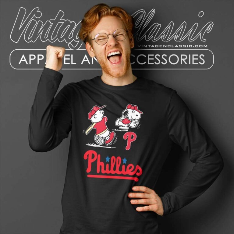 Snoopy Charlie Brown Playing Baseball Philadelphia Phillies Long Sleeve Tee Snoopy Charlie Brown Playing Baseball Philadelphia Phillies Long Sleeve Tee