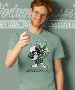 Snoopy Dabbing Milwaukee Bucks Shirt T shirt
