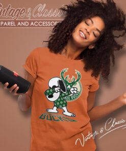 Snoopy Dabbing Milwaukee Bucks Shirt