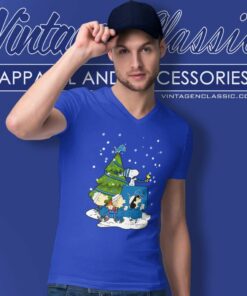 Snoopy Detroit Lions Are Coming To Town Christmas Shirt 4 Snoopy Detroit Lions Are Coming To Town Christmas V Neck TShirt