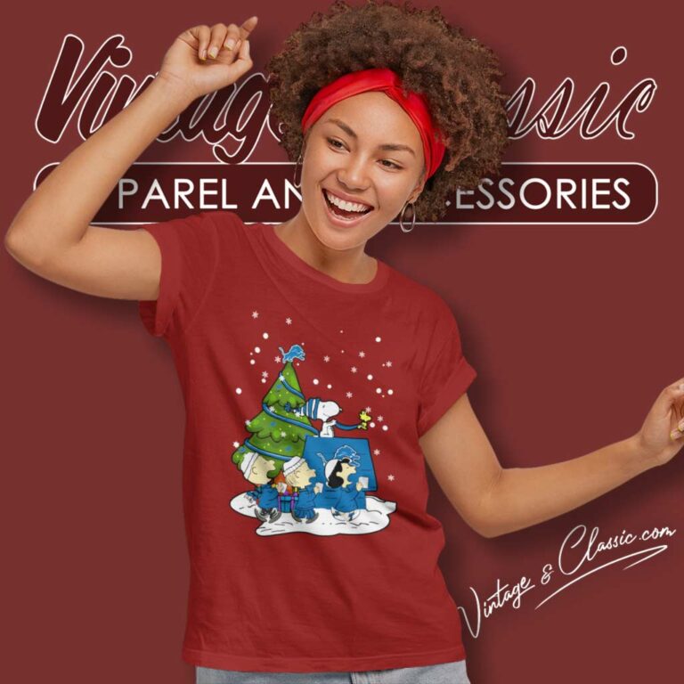 Snoopy Detroit Lions Are Coming To Town Christmas Women TShirt Snoopy Detroit Lions Are Coming To Town Christmas Women TShirt