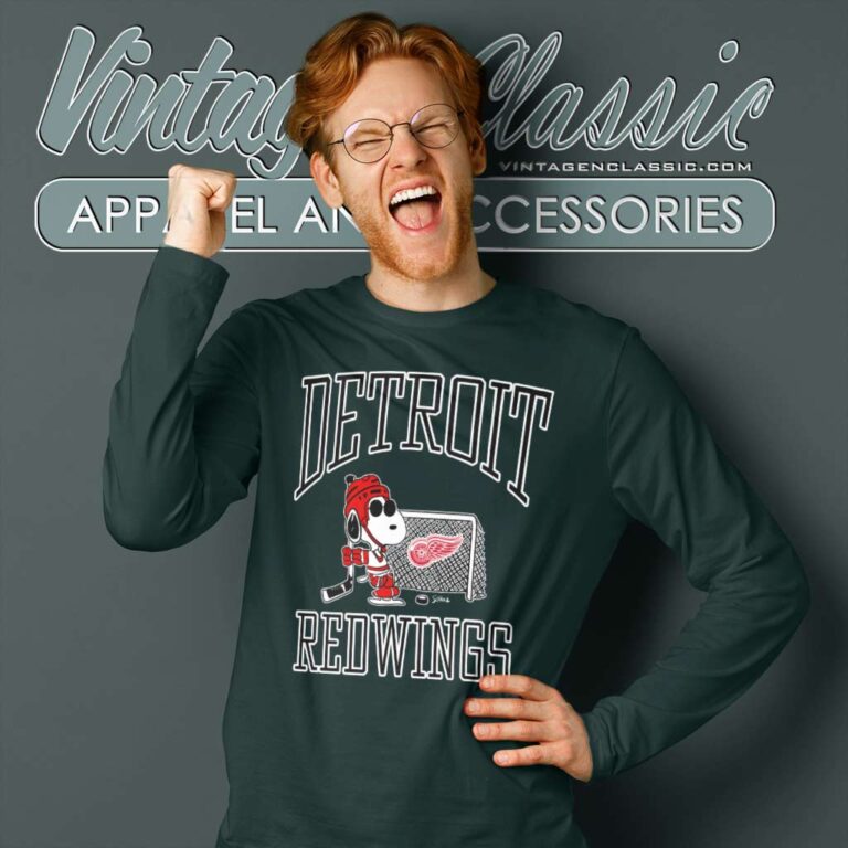 Snoopy Detroit Red Wings NHL Long Sleeve Tee Snoopy Detroit Red Wings NHL Long Sleeve Tee
