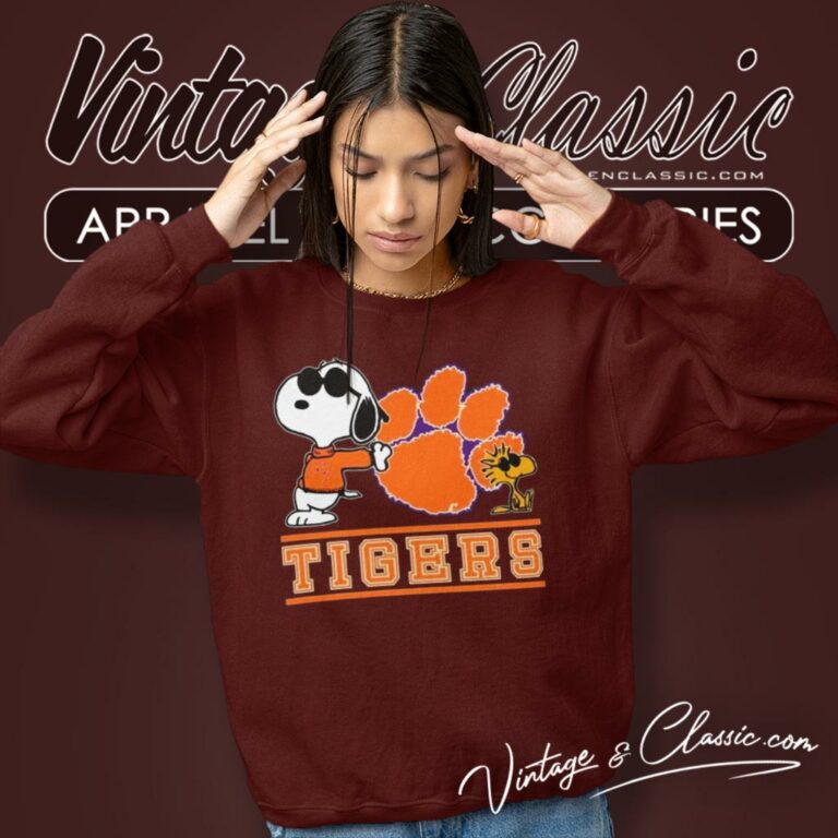 Snoopy Joe Cool And Woodstock Clemson Tigers Sweatshirt Snoopy Joe Cool And Woodstock Clemson Tigers Sweatshirt