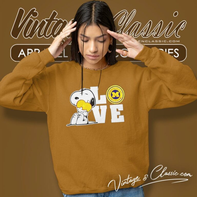 Snoopy Love Michigan Wolverines Sweatshirt Snoopy Love Michigan Wolverines Sweatshirt