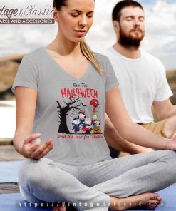Snoopy Peanuts Time For Halloween And The Love For Philadelphia Phillies V Neck TShirt