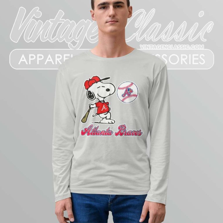 Snoopy Playing Baseball Atlanta Braves Long Sleeve Tee Snoopy Playing Baseball Atlanta Braves Long Sleeve Tee