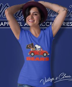 Snoopy Woodstock Driving Car Chicago Bears V Neck TShirt