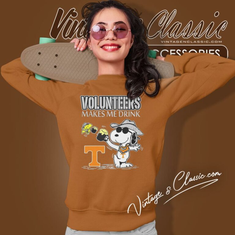 Snoopy Woodstock Tennessee Volunteers Makes Me Drinks Sweatshirt Snoopy Woodstock Tennessee Volunteers Makes Me Drinks Sweatshirt