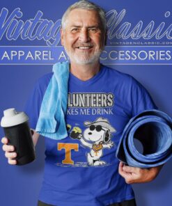 Snoopy Woodstock Tennessee Volunteers Makes Me Drinks V Neck TShirt